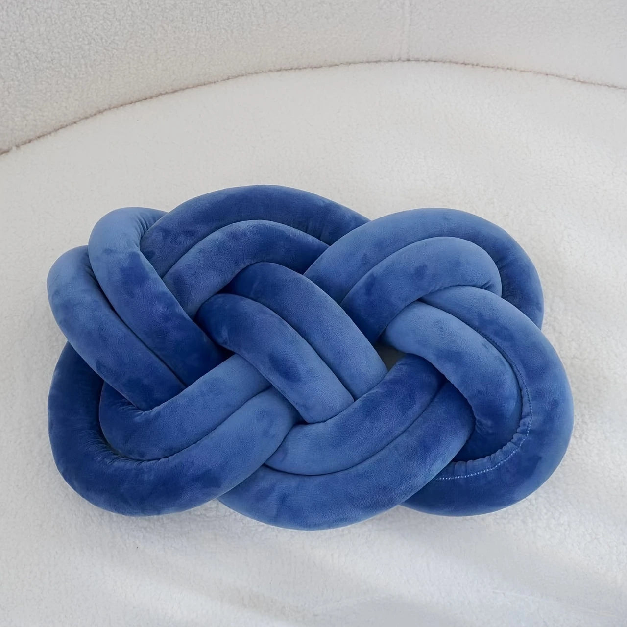 Soft & Stylish Knotted Throw Pillow โ Geometric Design