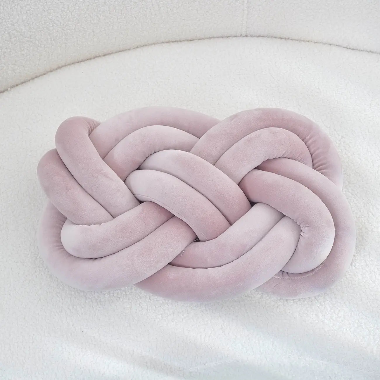 Soft & Stylish Knotted Throw Pillow โ Geometric Design